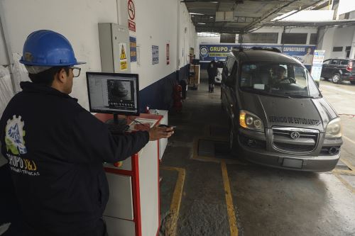 La multa por manejar un vehículo que no cuente con el Certificado de Inspección Técnica Vehicular vigente asciende al 50 % de una Unidad Impositiva Tributaria (UIT), es decir S/2675. Foto: Difusión