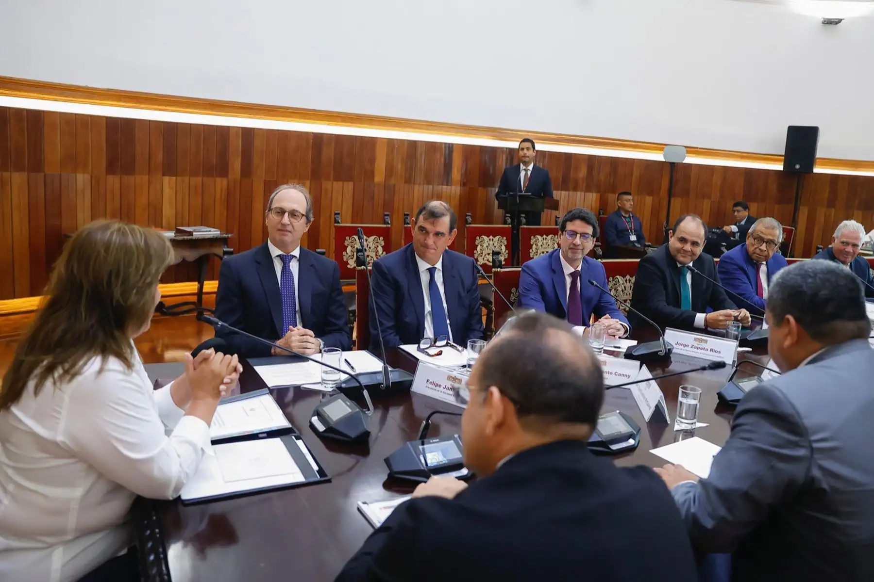 La presidenta Dina Boluarte Zegarra, anunció la incorporación de gremios empresariales al Consejo Nacional de Seguridad Ciudadana (Conasec). Durante una reunión con representantes del sector empresarial y el ministro del Interior, Juan José Santiváñez; el ministro de Economía, José Salardi y el ministro de Justicia, Eduardo Arana, la mandataria informó que en la próxima sesión del Consejo de Ministros se debatirá el marco legal para formalizar esta integración.
Foto:ANDINA/ Prensa Presidencia