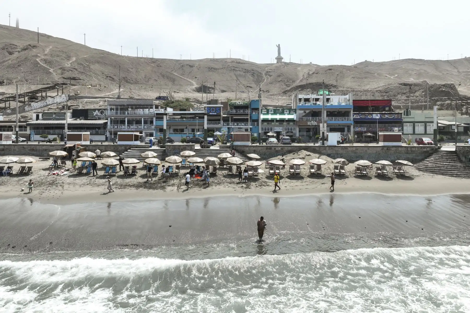 La emblemática playa La Herradura, en el distrito de Chorrillos, luce ahora renovada gracias a una serie de obras enfocadas en limpiar su extensa orilla, tradicionalmente atiborrada de piedras, las cuales han sido reemplazadas por arena, con la intención de devolverle el encanto que la convirtieron en una de las preferidas de Lima. Foto: ANDINA/Jhonel Rodríguez Robles