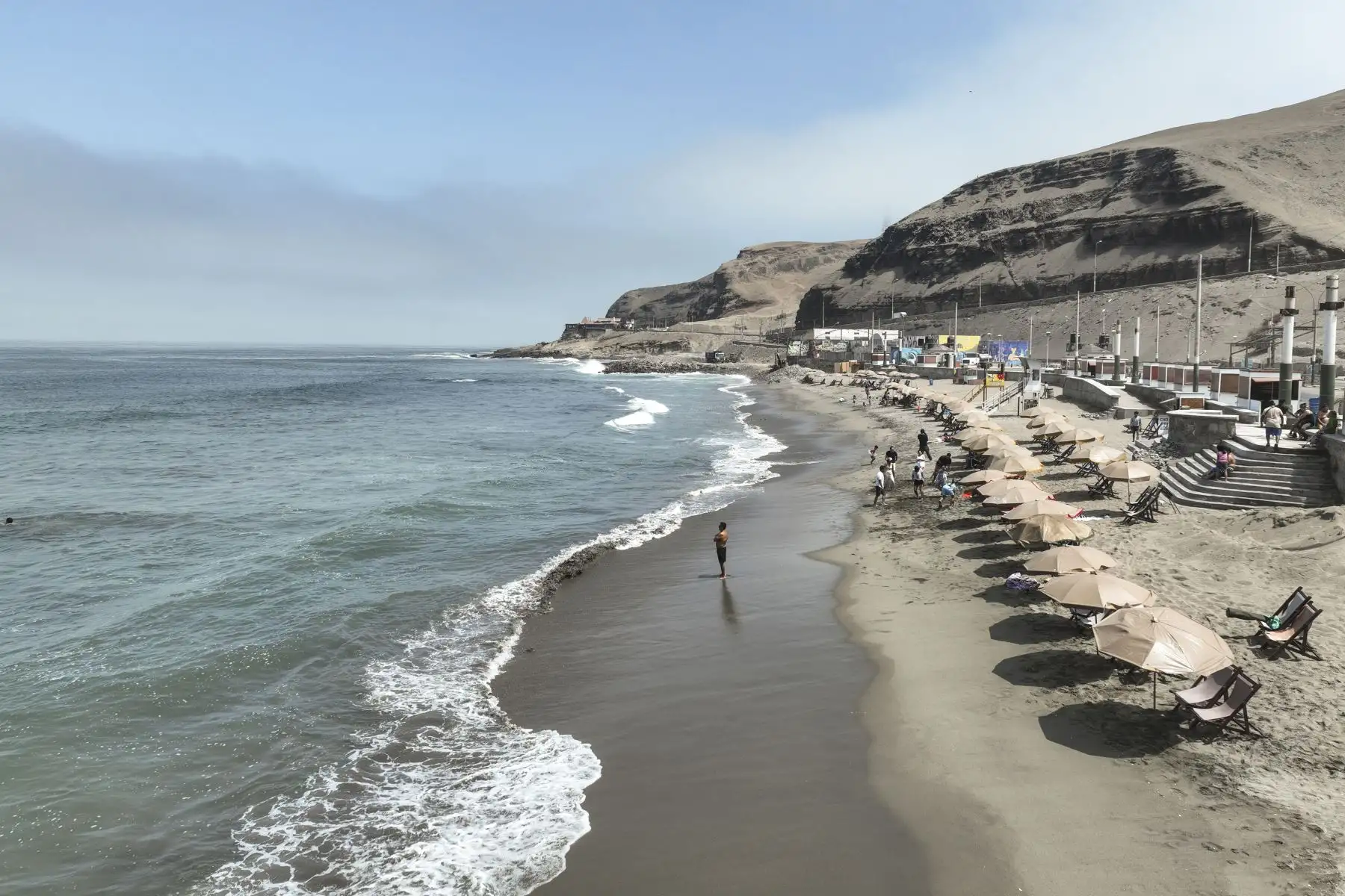 La emblemática playa La Herradura, en el distrito de Chorrillos, luce ahora renovada gracias a una serie de obras enfocadas en limpiar su extensa orilla, tradicionalmente atiborrada de piedras, las cuales han sido reemplazadas por arena, con la intención de devolverle el encanto que la convirtieron en una de las preferidas de Lima. Foto: ANDINA/Jhonel Rodríguez Robles