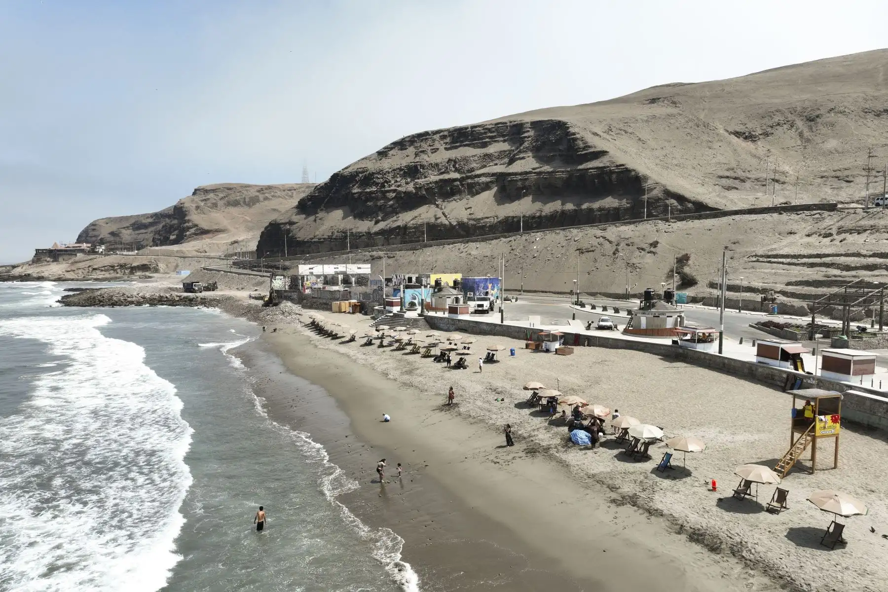 La emblemática playa La Herradura, en el distrito de Chorrillos, luce ahora renovada gracias a una serie de obras enfocadas en limpiar su extensa orilla, tradicionalmente atiborrada de piedras, las cuales han sido reemplazadas por arena, con la intención de devolverle el encanto que la convirtieron en una de las preferidas de Lima. Foto: ANDINA/Jhonel Rodríguez Robles