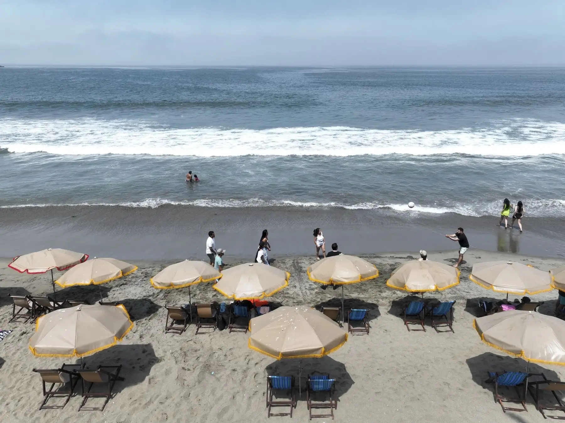La emblemática playa La Herradura, en el distrito de Chorrillos, luce ahora renovada gracias a una serie de obras enfocadas en limpiar su extensa orilla, tradicionalmente atiborrada de piedras, las cuales han sido reemplazadas por arena, con la intención de devolverle el encanto que la convirtieron en una de las preferidas de Lima. Foto: ANDINA/Jhonel Rodríguez Robles