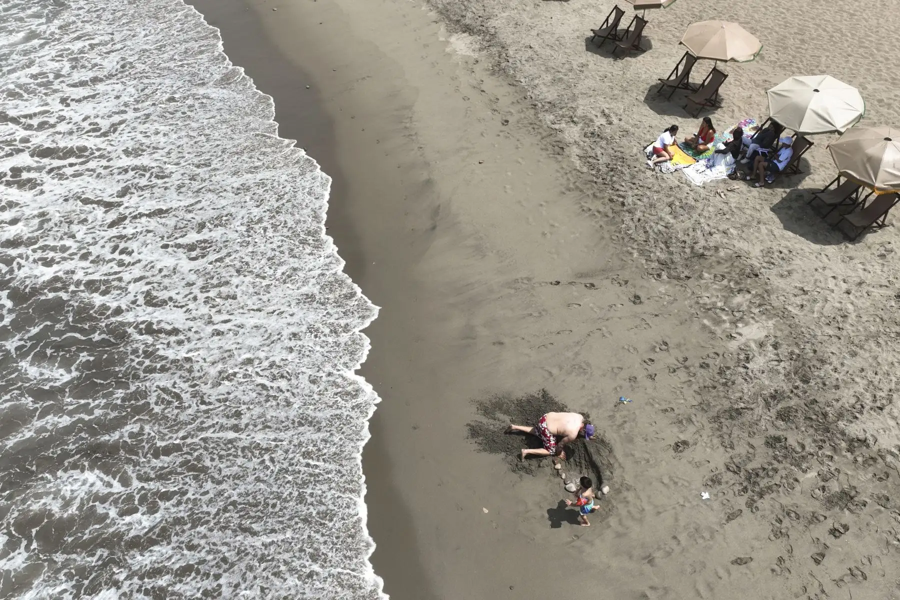 La emblemática playa La Herradura, en el distrito de Chorrillos, luce ahora renovada gracias a una serie de obras enfocadas en limpiar su extensa orilla, tradicionalmente atiborrada de piedras, las cuales han sido reemplazadas por arena, con la intención de devolverle el encanto que la convirtieron en una de las preferidas de Lima. Foto: ANDINA/Jhonel Rodríguez Robles