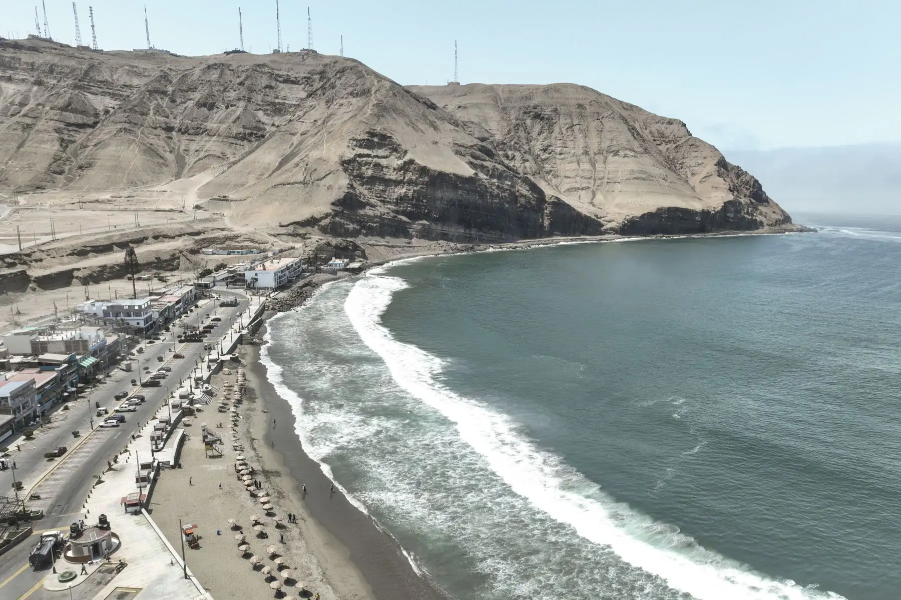 La emblemática playa La Herradura, en el distrito de Chorrillos, luce ahora renovada gracias a una serie de obras enfocadas en limpiar su extensa orilla, tradicionalmente atiborrada de piedras, las cuales han sido reemplazadas por arena, con la intención de devolverle el encanto que la convirtieron en una de las preferidas de Lima. Foto: ANDINA/Jhonel Rodríguez Robles