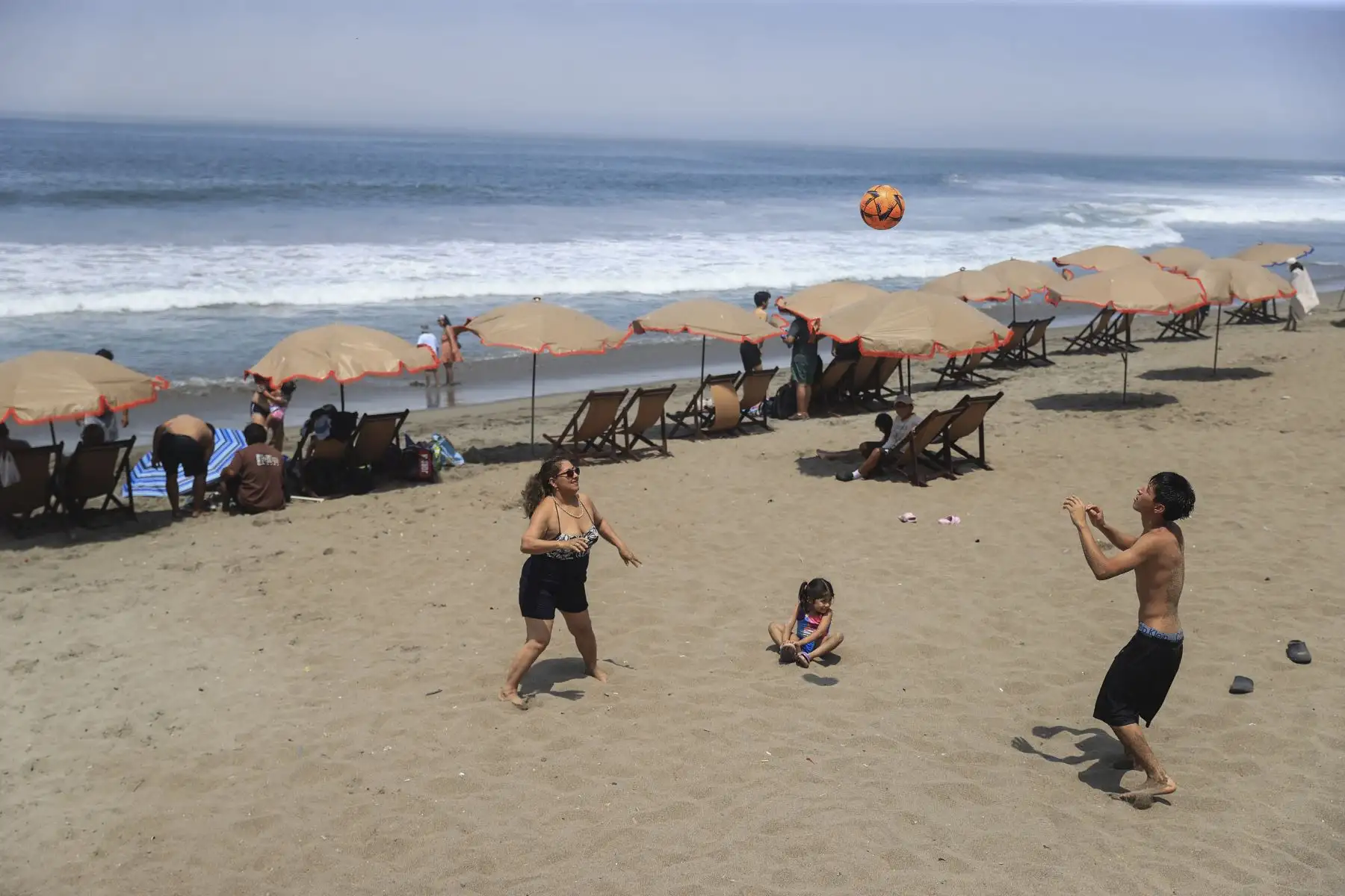 La emblemática playa La Herradura, en el distrito de Chorrillos, luce ahora renovada gracias a una serie de obras enfocadas en limpiar su extensa orilla, tradicionalmente atiborrada de piedras, las cuales han sido reemplazadas por arena, con la intención de devolverle el encanto que la convirtieron en una de las preferidas de Lima. Foto: ANDINA/Jhonel Rodríguez Robles