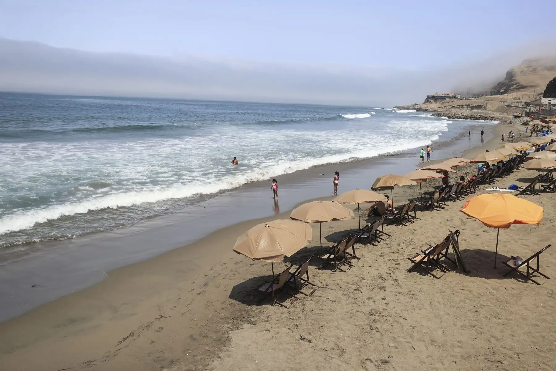 La emblemática playa La Herradura, en el distrito de Chorrillos, luce ahora renovada gracias a una serie de obras enfocadas en limpiar su extensa orilla, tradicionalmente atiborrada de piedras, las cuales han sido reemplazadas por arena, con la intención de devolverle el encanto que la convirtieron en una de las preferidas de Lima. Foto: ANDINA/Jhonel Rodríguez Robles