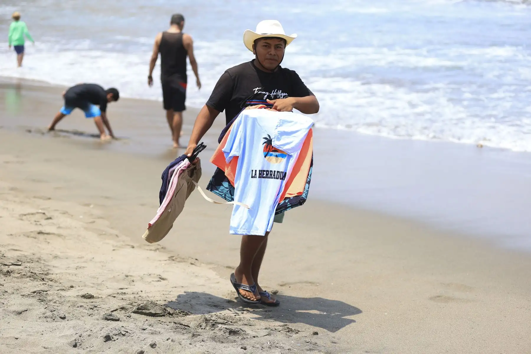 La emblemática playa La Herradura, en el distrito de Chorrillos, luce ahora renovada gracias a una serie de obras enfocadas en limpiar su extensa orilla, tradicionalmente atiborrada de piedras, las cuales han sido reemplazadas por arena, con la intención de devolverle el encanto que la convirtieron en una de las preferidas de Lima. Foto: ANDINA/Jhonel Rodríguez Robles