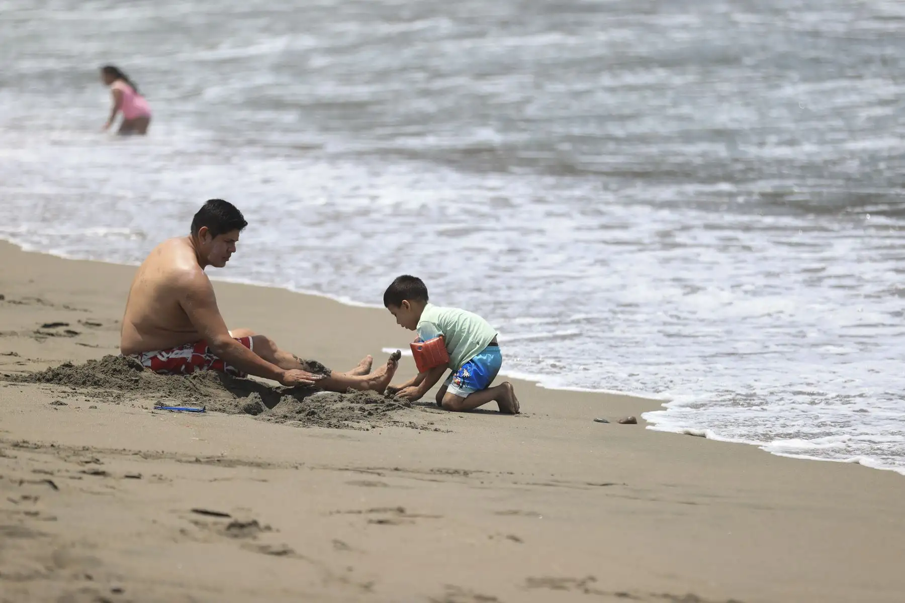 La emblemática playa La Herradura, en el distrito de Chorrillos, luce ahora renovada gracias a una serie de obras enfocadas en limpiar su extensa orilla, tradicionalmente atiborrada de piedras, las cuales han sido reemplazadas por arena, con la intención de devolverle el encanto que la convirtieron en una de las preferidas de Lima. Foto: ANDINA/Jhonel Rodríguez Robles