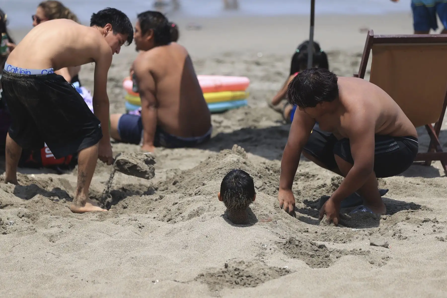 La emblemática playa La Herradura, en el distrito de Chorrillos, luce ahora renovada gracias a una serie de obras enfocadas en limpiar su extensa orilla, tradicionalmente atiborrada de piedras, las cuales han sido reemplazadas por arena, con la intención de devolverle el encanto que la convirtieron en una de las preferidas de Lima. Foto: ANDINA/Jhonel Rodríguez Robles