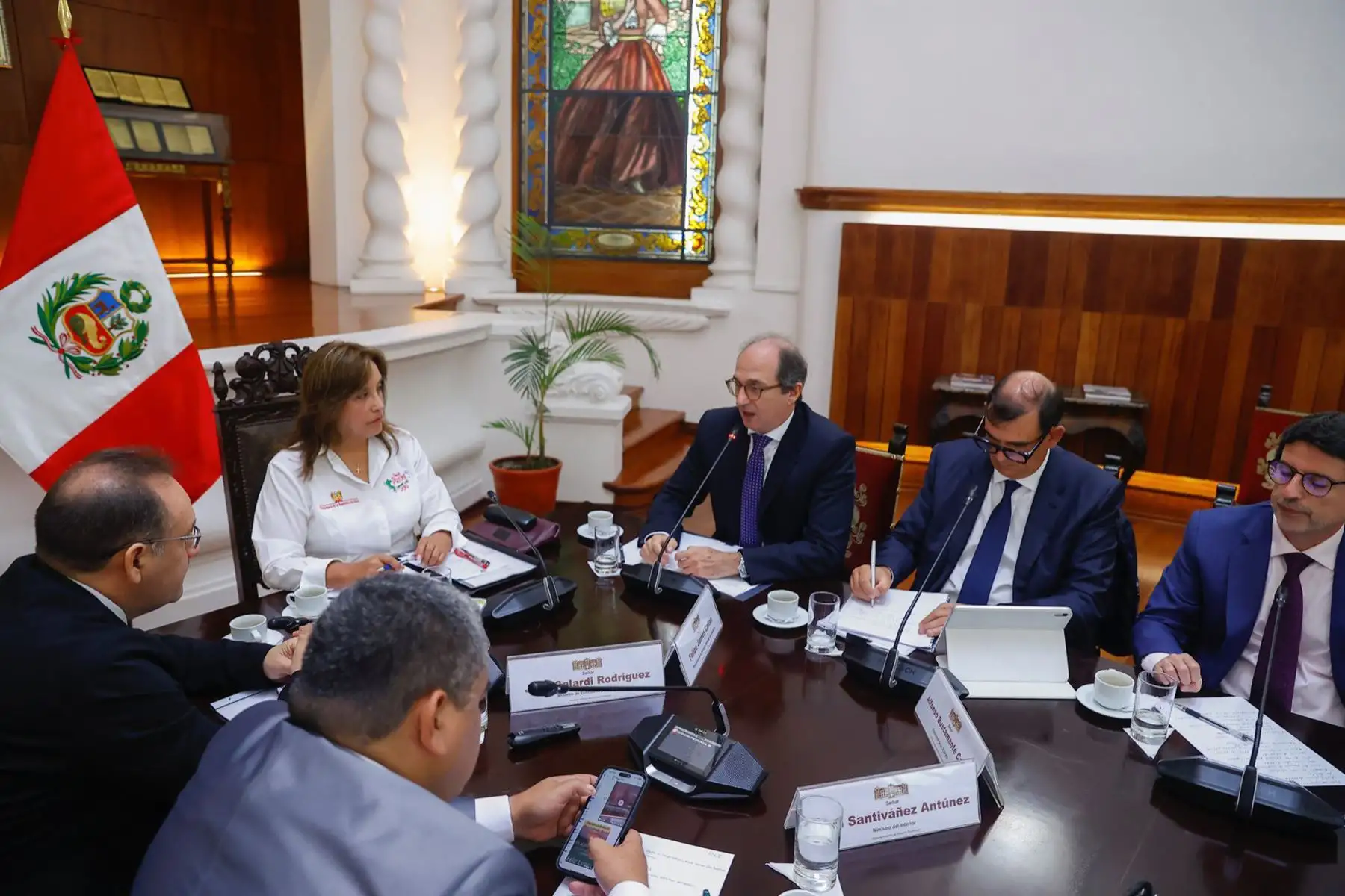 La presidenta Dina Boluarte Zegarra, anunció la incorporación de gremios empresariales al Consejo Nacional de Seguridad Ciudadana (Conasec). Durante una reunión con representantes del sector empresarial y el ministro del Interior, Juan José Santiváñez; el ministro de Economía, José Salardi y el ministro de Justicia, Eduardo Arana, la mandataria informó que en la próxima sesión del Consejo de Ministros se debatirá el marco legal para formalizar esta integración.
Foto:ANDINA/ Prensa Presidencia