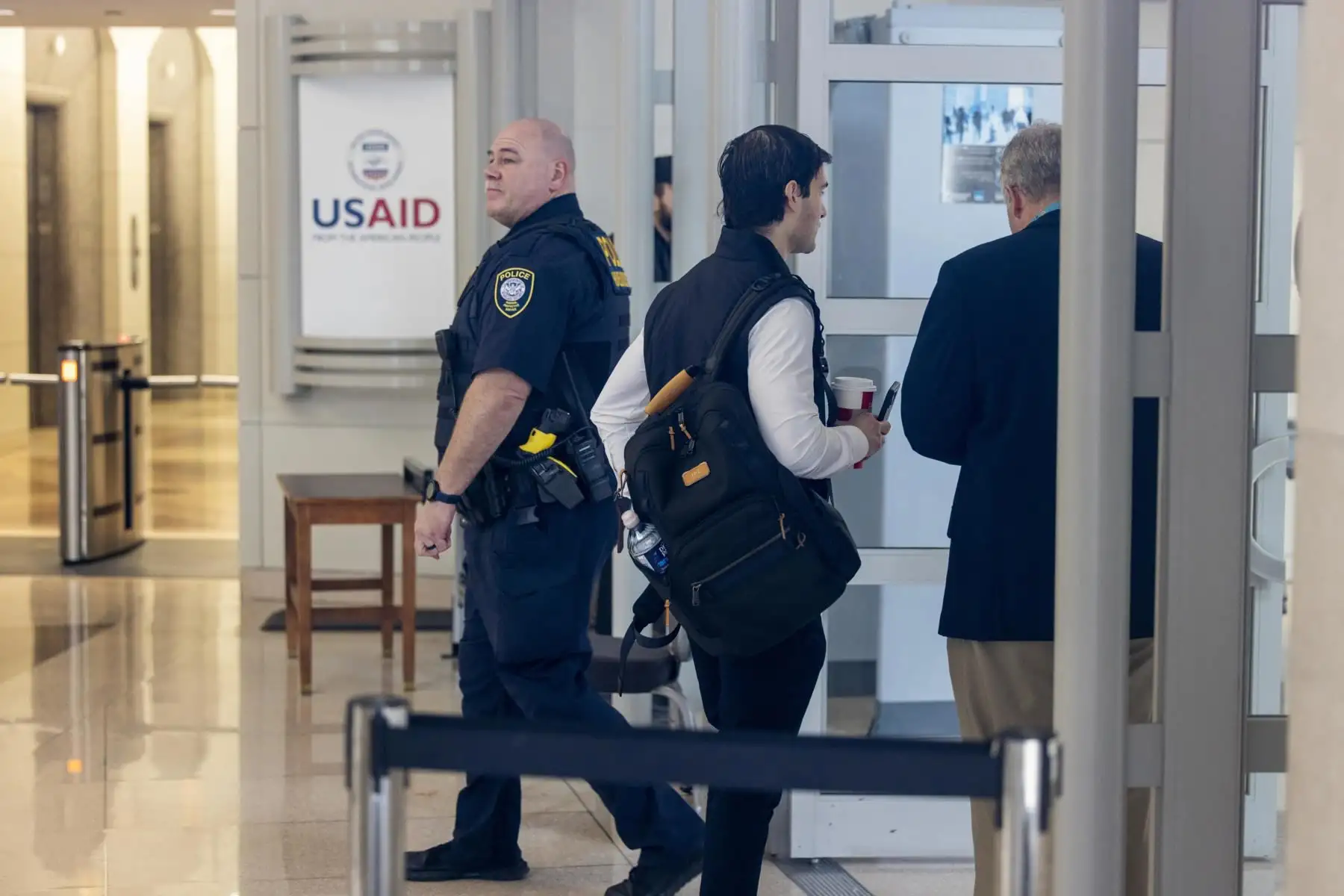 Las oficinas de la Agencia de Estados Unidos para el Desarrollo Internacional (Usaid, en inglés) en la ciudad de Washington estaban precintadas este lunes después de que el magnate Elon Musk anunciara que el presidente, Donald Trump, ha aceptado desmantelarla. Foto: EFE