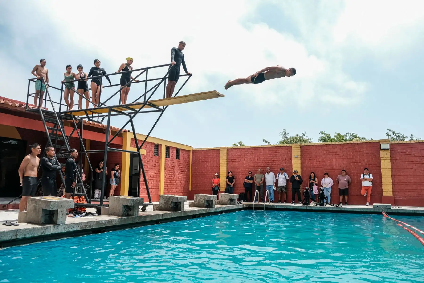 El Ejército del Perú ofrece el curso de "Minicomandos" para niños y adolescentes en las vacaciones 2025, una experiencia de disciplina, aprendizaje y aventura. Impartido en la Escuela de Comandos en Surco, incluye entrenamientos como CrossFit, buceo, volteo de bote y el "salto de confianza". Guiados por instructores especializados, los participantes refuerzan su confianza, coordinación y trabajo en equipo en un entorno seguro. Foto: ANDINA/Carlos Marín