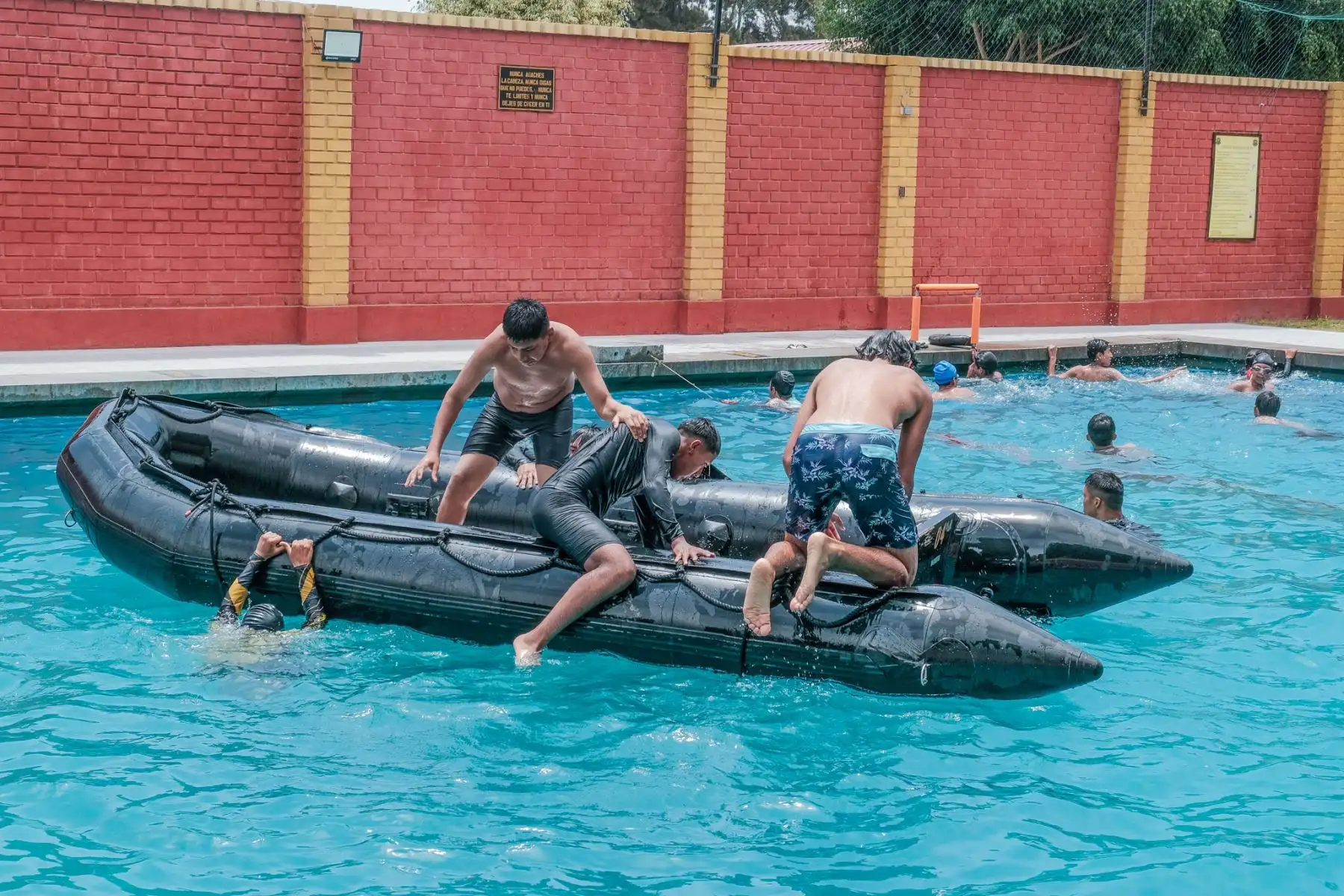 Superando miedos. Con el "salto de confianza", los niños aprenden a vencer el miedo y ganar coraje en un entorno seguro y guiado. Foto: ANDINA/Carlos Marín