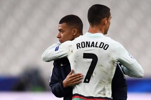 El francés Kylian Mbappé y el portugués Cristiano Ronaldo Foto: AFP