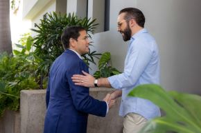 El secretario de Estado de Estados Unidos, Marco Rubio, y presidente salvadoreño, Nayib Bukele. Foto: AFP