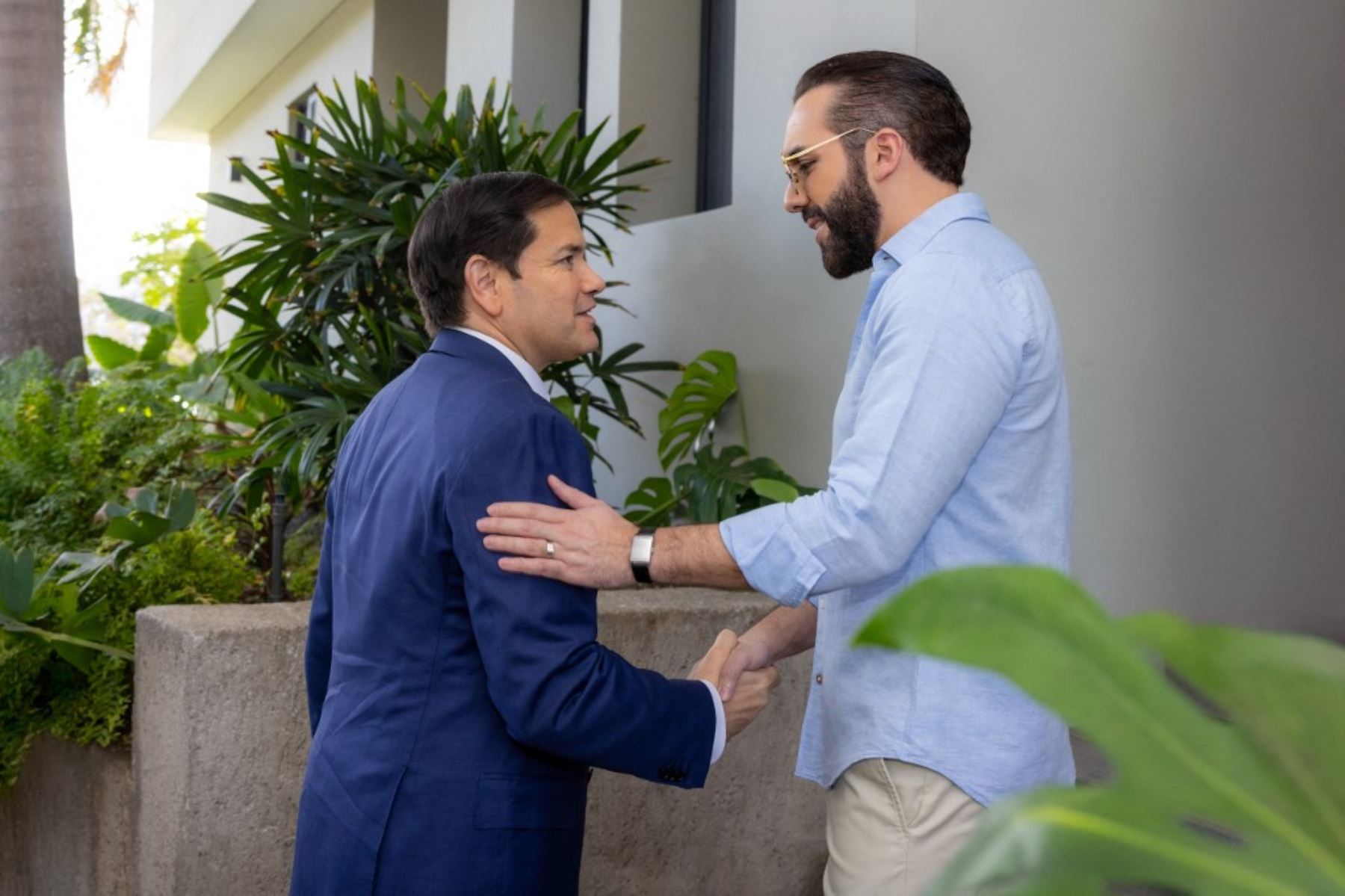 El secretario de Estado de Estados Unidos, Marco Rubio, y presidente salvadoreño, Nayib Bukele. Foto: AFP