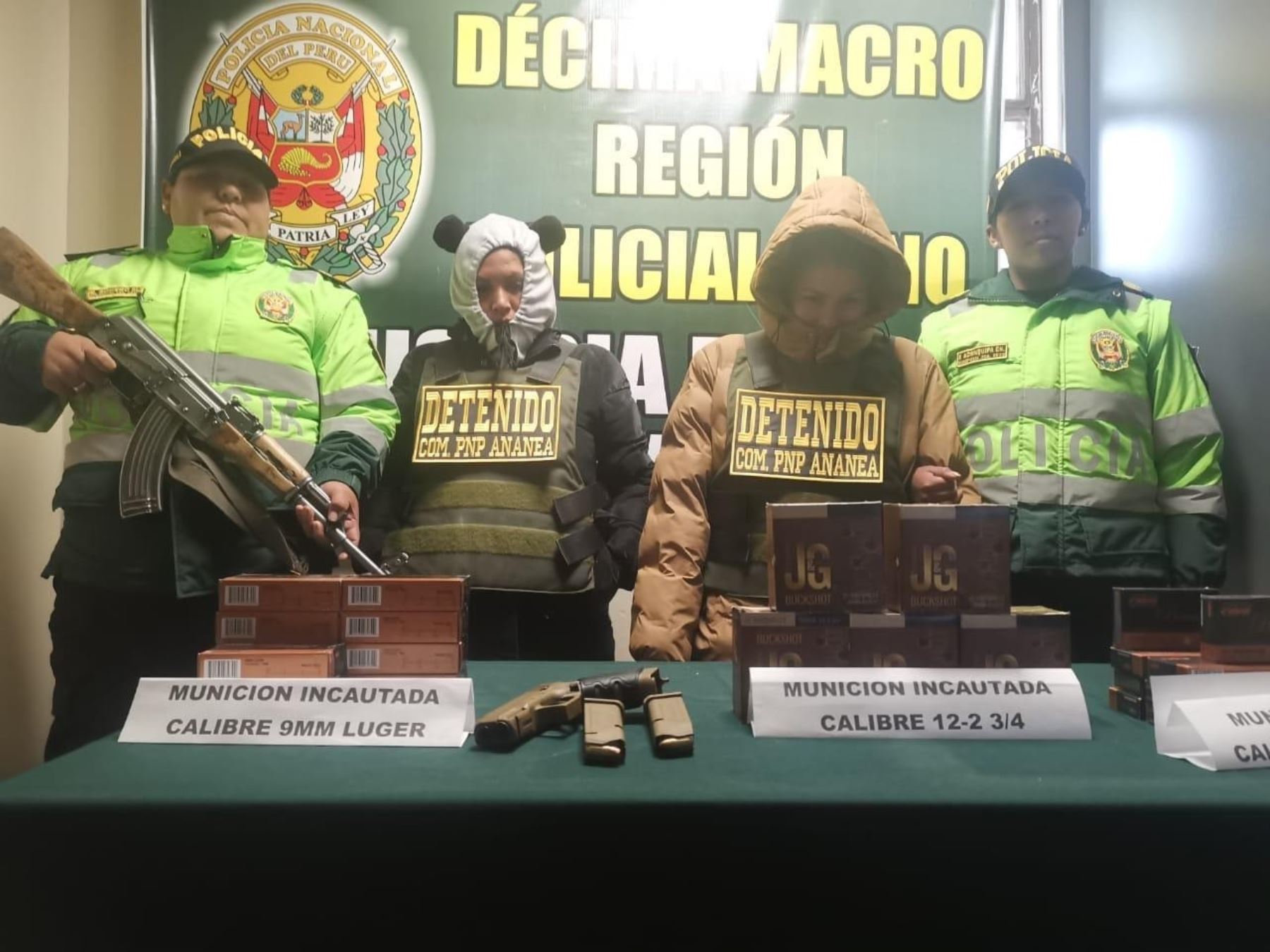 La Policía Nacional intervino a cuatro personas quienes son acusados de ser presuntos miembros de una banda criminal dedicada al tráfico de armas en la ciudad de Juliaca, región Puno. ANDINA/Difusión