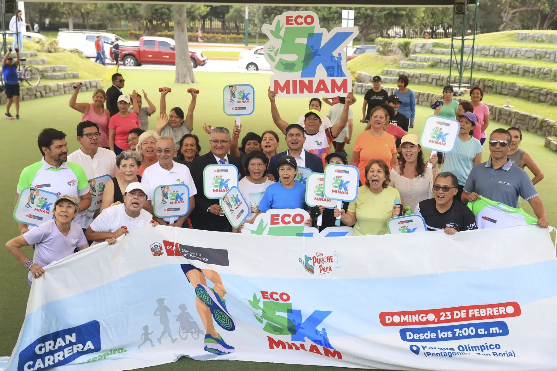 El ministro del Ambiente, Juan Carlos Castro, lideró el acto de lanzamiento de la carrera "Eco 5k MINAM Corre, Respira y Reduce", a través de la cual se hará un llamado a la acción ciudadana a favor del cuidado de nuestro entorno ambiental y para contar con ciudades más limpias y saludables. Foto: ANDINA/Jhonel Rodríguez Robles
