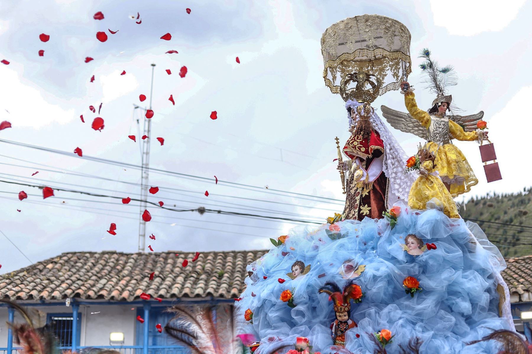 Feligresía arrojó pétalos de rosas rojas a la Santísima Virgen Del Carmen durante celebración por los 40 años de la coronación por el Papa Juan Pablo II. ANDINA/Percy Hurtado Santillán