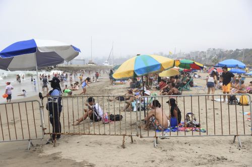 Municipalidad de Barranco: coloca rejas metálicas entre las playas Agua Dulce y Sombrillas