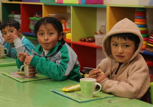 Más de 57,000 estudiantes de la región Pasco se beneficiarán este año con el servicio de alimentación escolar del programa Wasi Mikuna. ANDINA/Difusión