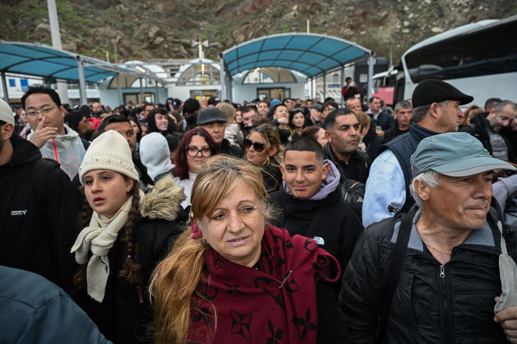 La aerolínea Aegean Airlines indicó por su parte haber transportado 1.294 pasajeros el lunes desde Santorini a Atenas en un total de nueve vuelos, cinco de los cuales fueron adicionales a los programados.
Foto: AFP