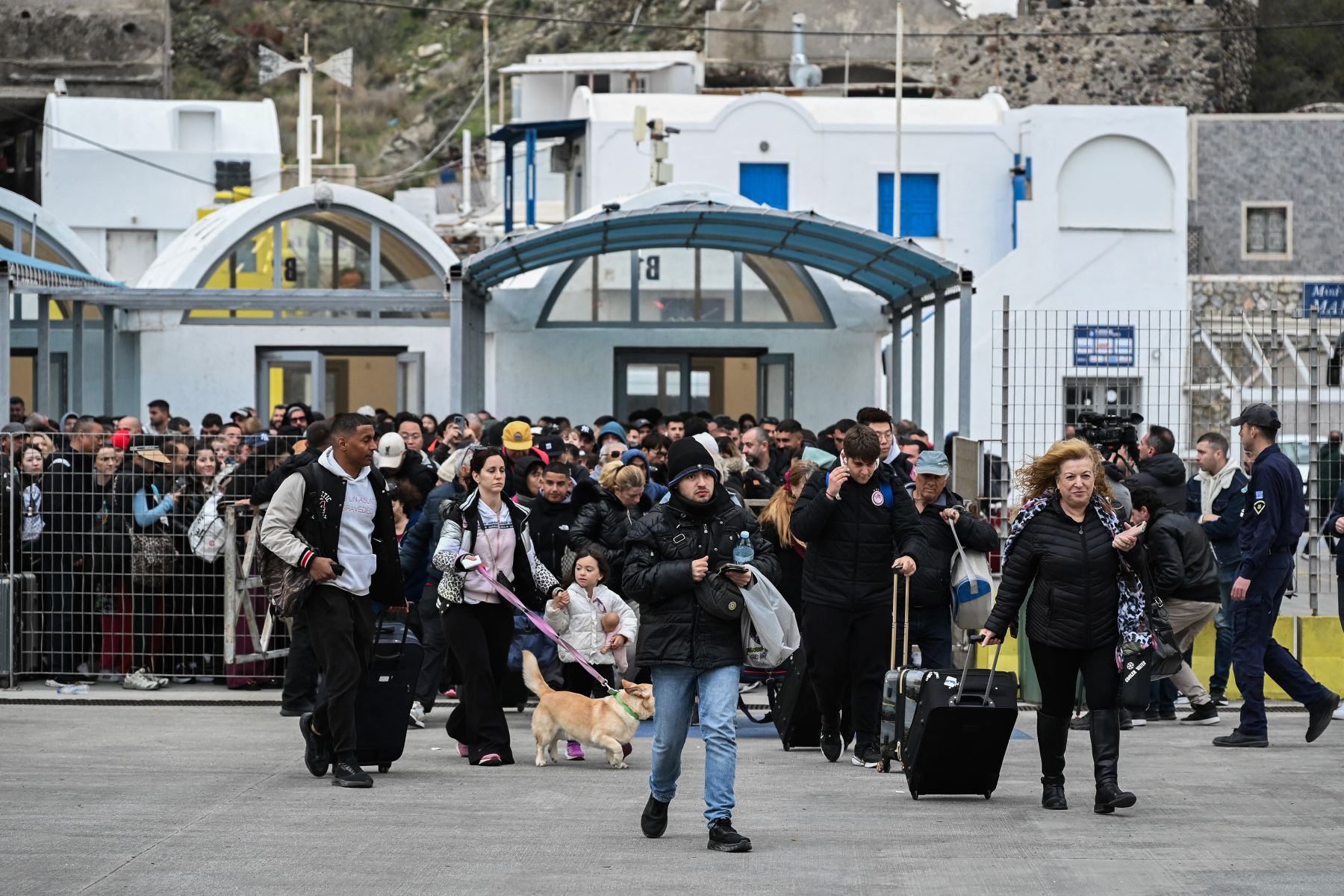 Más de 7.000 personas abandonaron Santorini en 48 horas debido a los repetidos sismos que continúan sacudiendo la isla griega este martes, un fenómeno sin precedentes que sorprende a los científicos.
Foto: AFP