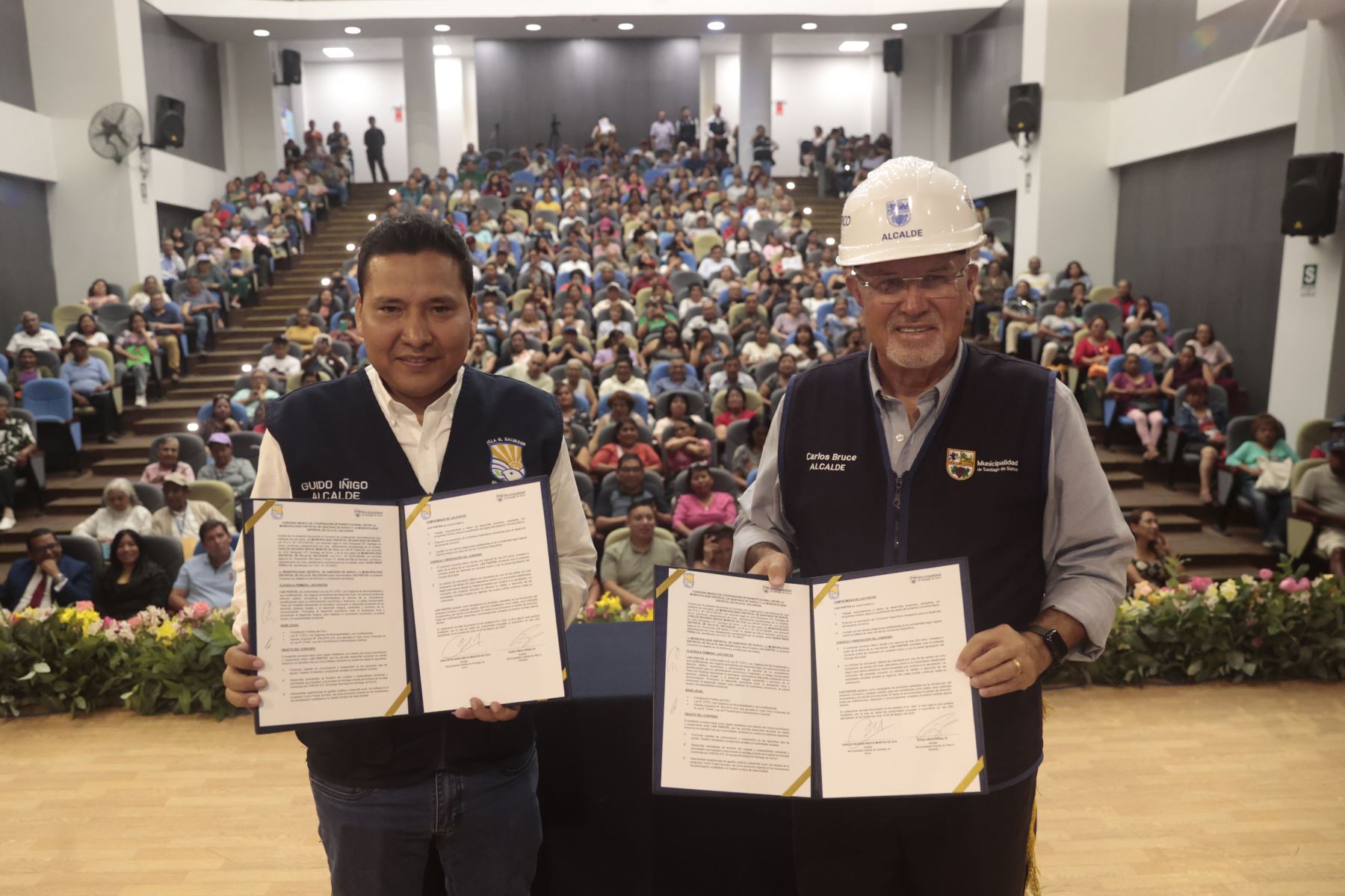 Alcalde de Santiago de Surco, Carlos Bruce, y de Villa El Salvador, Guido Iñigo, firman un convenio de cooperación interinstitucional, que permitirá replicar en Villa El Salvador el programa de vivienda Techo Propio Surcano. Foto: ANDINA/Vidal Tarqui.