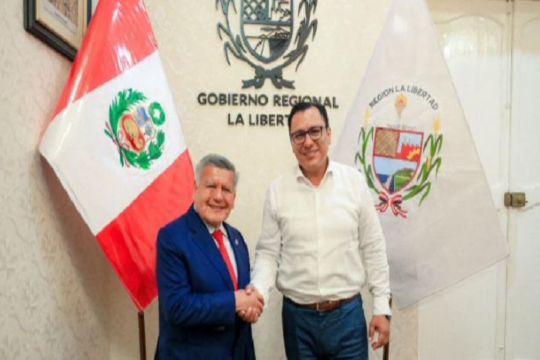 El gobernador regional de La Libertad, César Acuña, anunció la intención de adquirir calzado escolar para los estudiantes de la región a través del Programa Nacional Compras MyPerú, iniciativa que cuenta con el respaldo del ministro de la Producción, Sergio González.