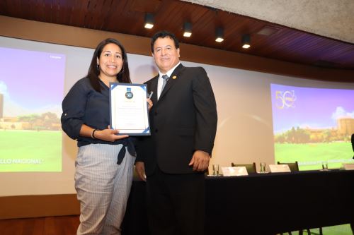 El IPEN destacó el trabajo de la periodista María Delfina Fernández Arribasplata de la Agencia de Noticias Andina y se le hizo entrega de un diploma por su valiosa labor como divulgadora en el ámbito de la ciencia.