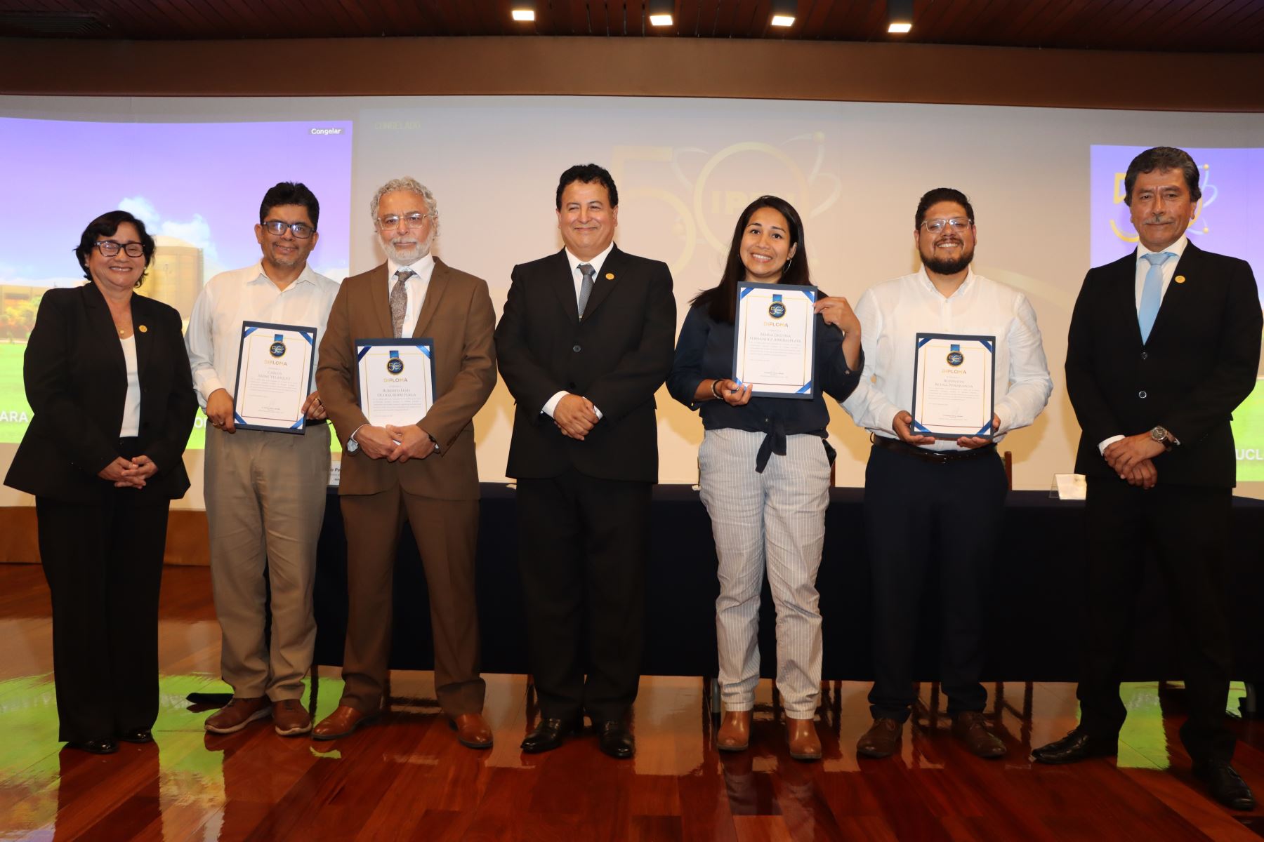 El IPEN destacó el trabajo de la periodista María Delfina Fernández Arribasplata de la Agencia de Noticias Andina y se le hizo entrega de un diploma por su valiosa labor como divulgadora en el ámbito de la ciencia.