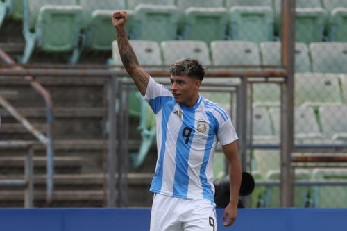 Agustín Fabián Ruberto de Argentina celebra un gol este martes, en un partido del hexagonal final del Campeonato Sudamericano sub-20 entre las selecciones de Chile y Argentina en el estadio Olímpico de la Universidad Central en Caracas Foto: EFE