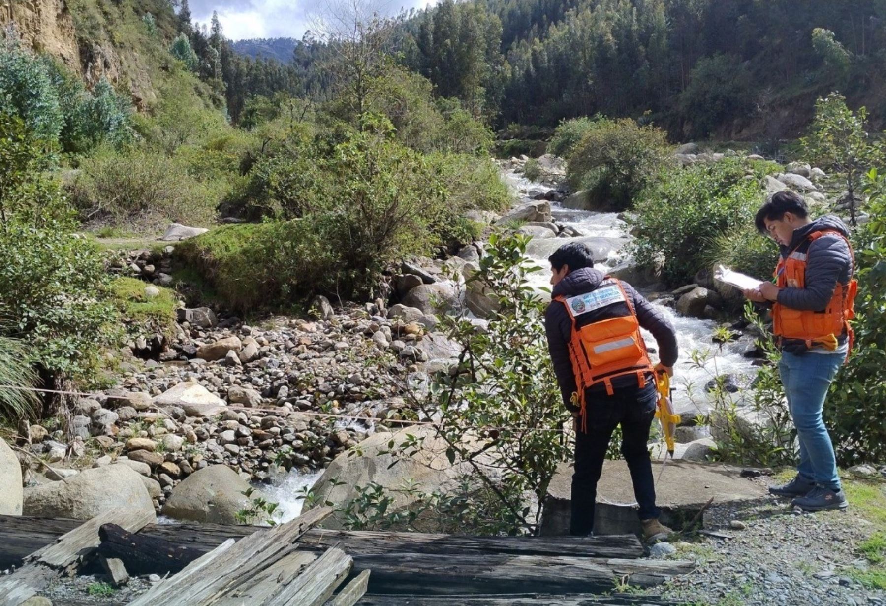 Autoridades de Defensa Civil identifican puntos críticos en ríos que atraviesan la provincia de Huaraz, región Áncash, para reducir los riesgos por lluvias intensas. Foto: ANDINA/difusión.