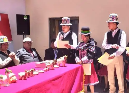 Un total de 13 jóvenes artesanos de Checca Pupuja, donde se elabora el tradicional torito de Pucará, aprendieron sobre cerámica tradicional gracias a los maestros alfareros de dicha comunidad de Puno. ANDINA/Difusión