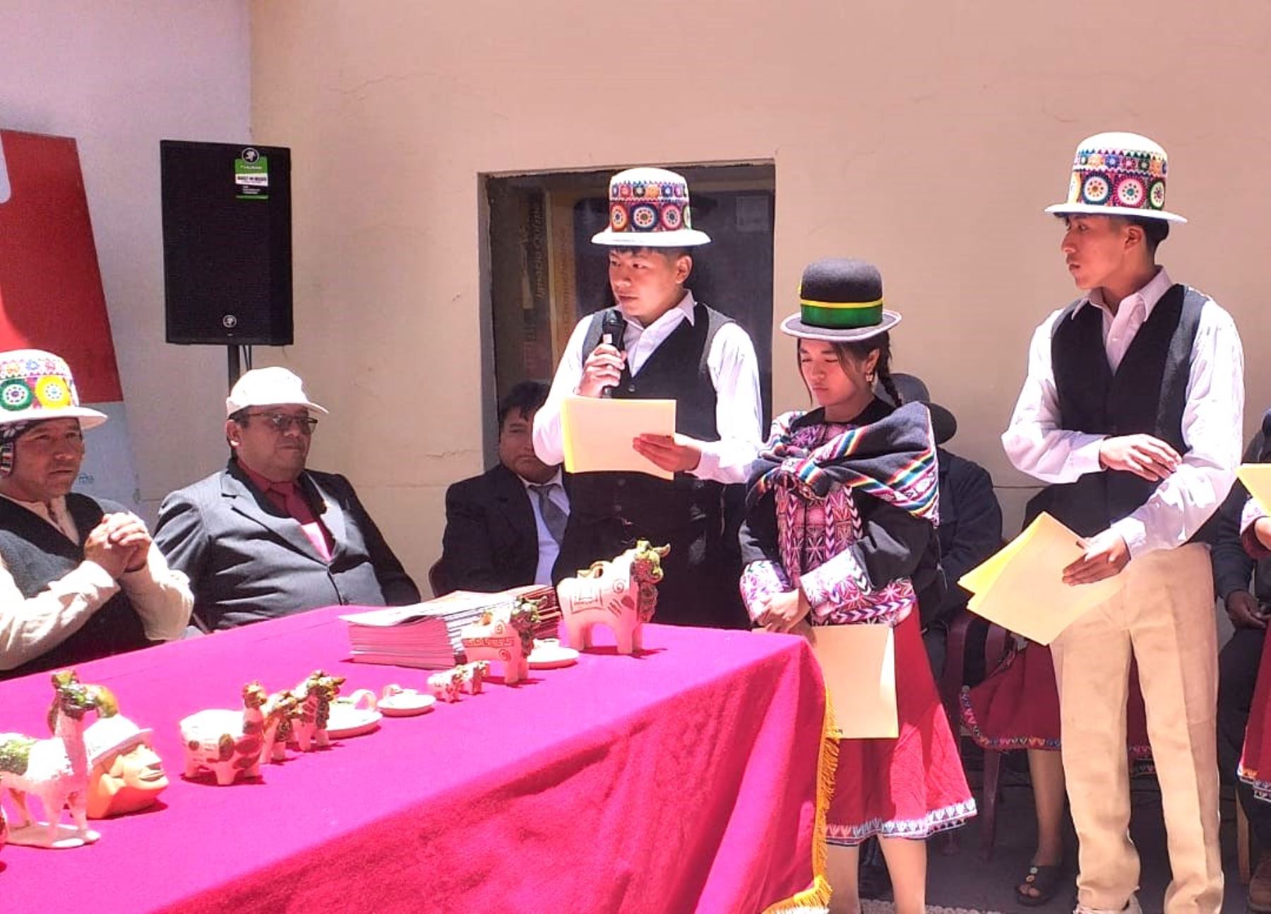 Un total de 13 jóvenes artesanos de Checca Pupuja, donde se elabora el tradicional torito de Pucará, aprendieron sobre cerámica tradicional gracias a los maestros alfareros de dicha comunidad de Puno. ANDINA/Difusión