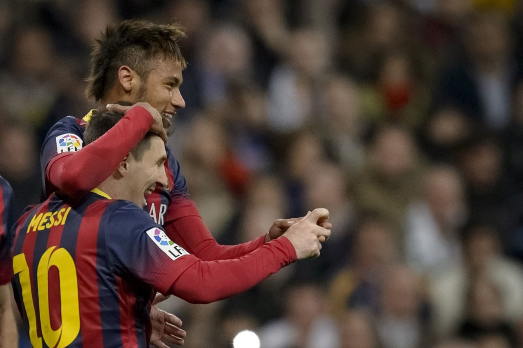 El delantero brasileño del Barcelona Neymar da Silva Santos Junior y el delantero argentino del Barcelona Lionel Messi celebran durante el partido de fútbol clásico de la liga española FC Barcelona vs Real Madrid CF en el estadio Camp Nou de Barcelona el 26 de octubre de 2013. Foto: AFP