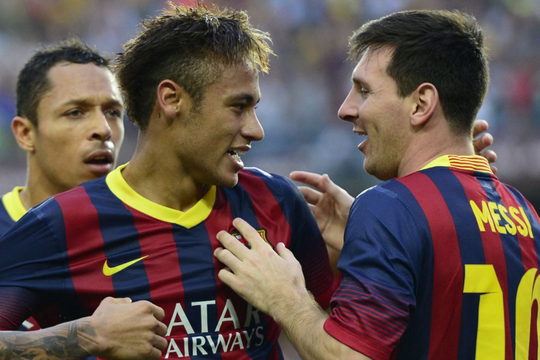 El delantero brasileño del Barcelona Neymar da Silva Santos Junior y el delantero argentino del Barcelona Lionel Messi celebran durante el partido de fútbol clásico de la liga española FC Barcelona vs Real Madrid CF en el estadio Camp Nou de Barcelona el 26 de octubre de 2013. Foto: AFP