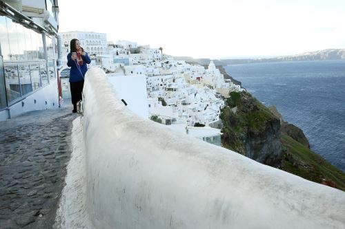 Santorini se vacía por la oleada de sismos pese a las llamadas a la calma del Gobierno.