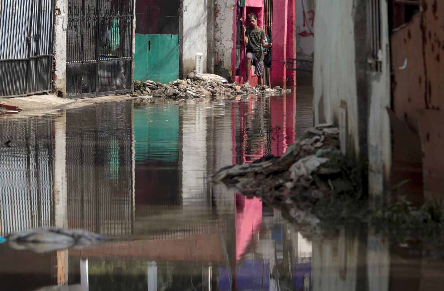 Un hombre camina junto a las aguas inundadas en el barrio Jardim Pantanal en Sao Paulo. Los residentes de Jardim Pantanal, un barrio de bajos ingresos en Sao Paulo, enfrentan inundaciones después de las fuertes lluvias del fin de semana. Foto: ANDINA/AFP