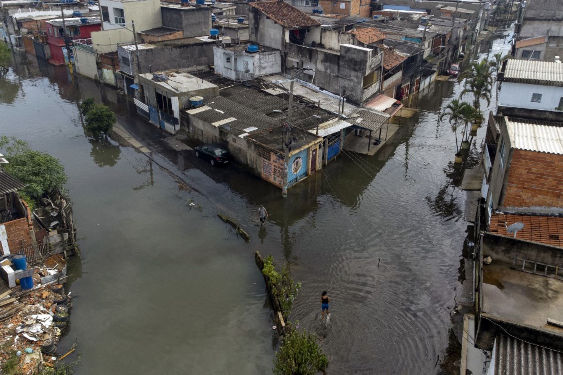 Vista aérea de las aguas inundadas en el barrio Jardim Pantanal en Sao Paulo. Los residentes de Jardim Pantanal, un barrio de bajos ingresos en Sao Paulo, enfrentan inundaciones después de las fuertes lluvias del fin de semana. Foto: ANDINA/AFP