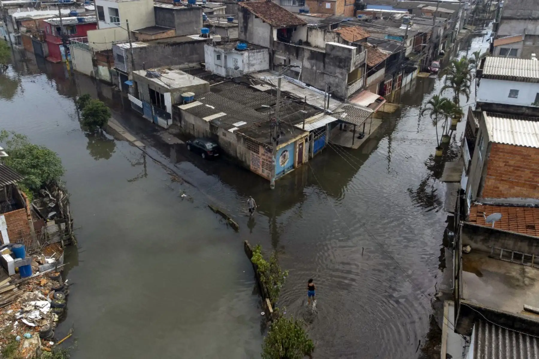 Vista aérea de las aguas inundadas en el barrio Jardim Pantanal en Sao Paulo. Los residentes de Jardim Pantanal, un barrio de bajos ingresos en Sao Paulo, enfrentan inundaciones después de las fuertes lluvias del fin de semana. Foto: ANDINA/AFP