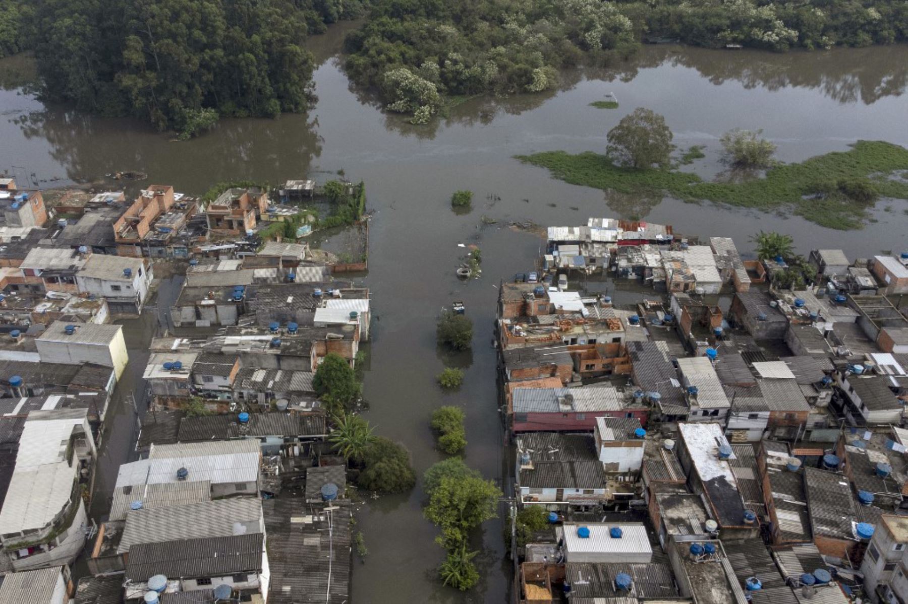 Vista aérea de las aguas inundadas en el barrio Jardim Pantanal en Sao Paulo. Los residentes de Jardim Pantanal, un barrio de bajos ingresos en Sao Paulo, enfrentan inundaciones después de las fuertes lluvias del fin de semana. Foto: ANDINA/AFP