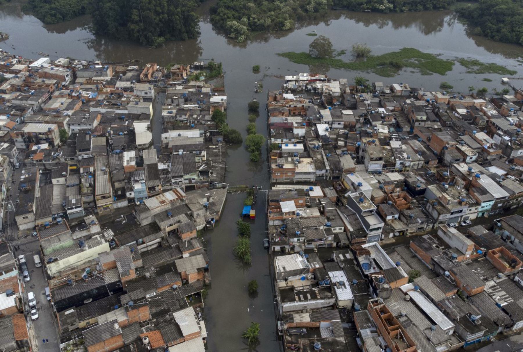 Vista aérea de las aguas inundadas en el barrio Jardim Pantanal en Sao Paulo. Los residentes de Jardim Pantanal, un barrio de bajos ingresos en Sao Paulo, enfrentan inundaciones después de las fuertes lluvias del fin de semana. Foto: ANDINA/AFP