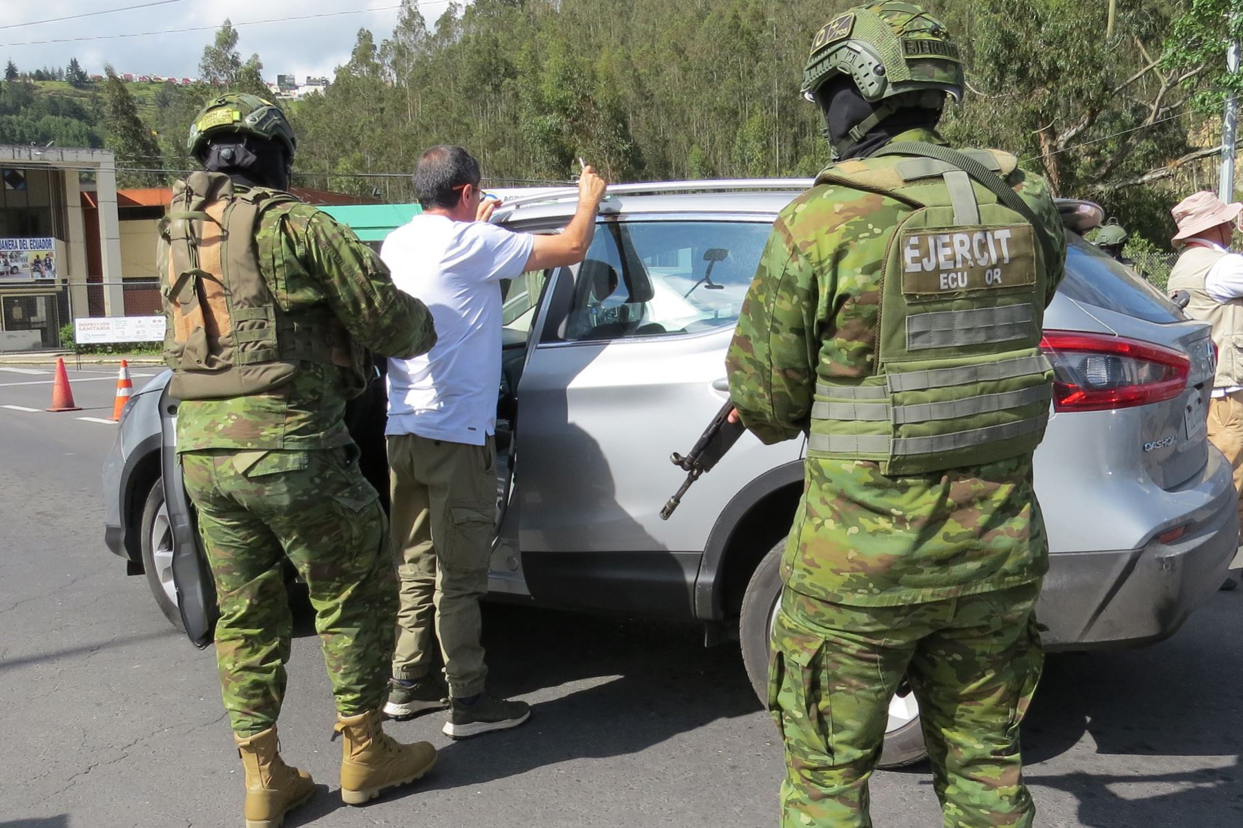 Militares realizan un control este martes, en Rumichaca (Ecuador). Las Fuerzas Armadas de Ecuador comenzaron este martes a reforzar la vigilancia y los controles en las fronteras con Colombia y Perú, que quedarán cerradas entre el sábado y el próximo lunes, conforme a la orden emitida por el presidente ecuatoriano, Daniel Noboa, para evitar eventuales atentados de las bandas criminales contra el desarrollo de las elecciones convocadas para el domingo. Foto: ANDINA/ EFE