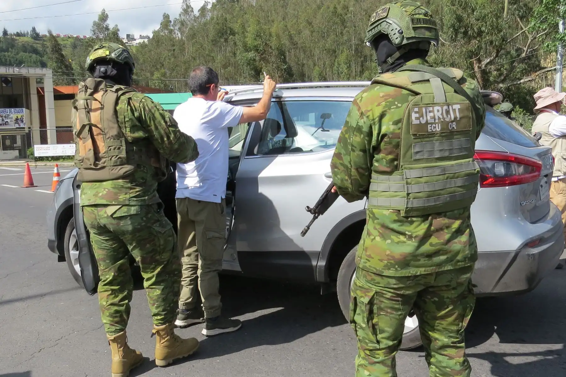 Militares ecuatorianos realizan un control en la vía pública en la localidad de Rumichaca (imagen referencial). Foto: EFE