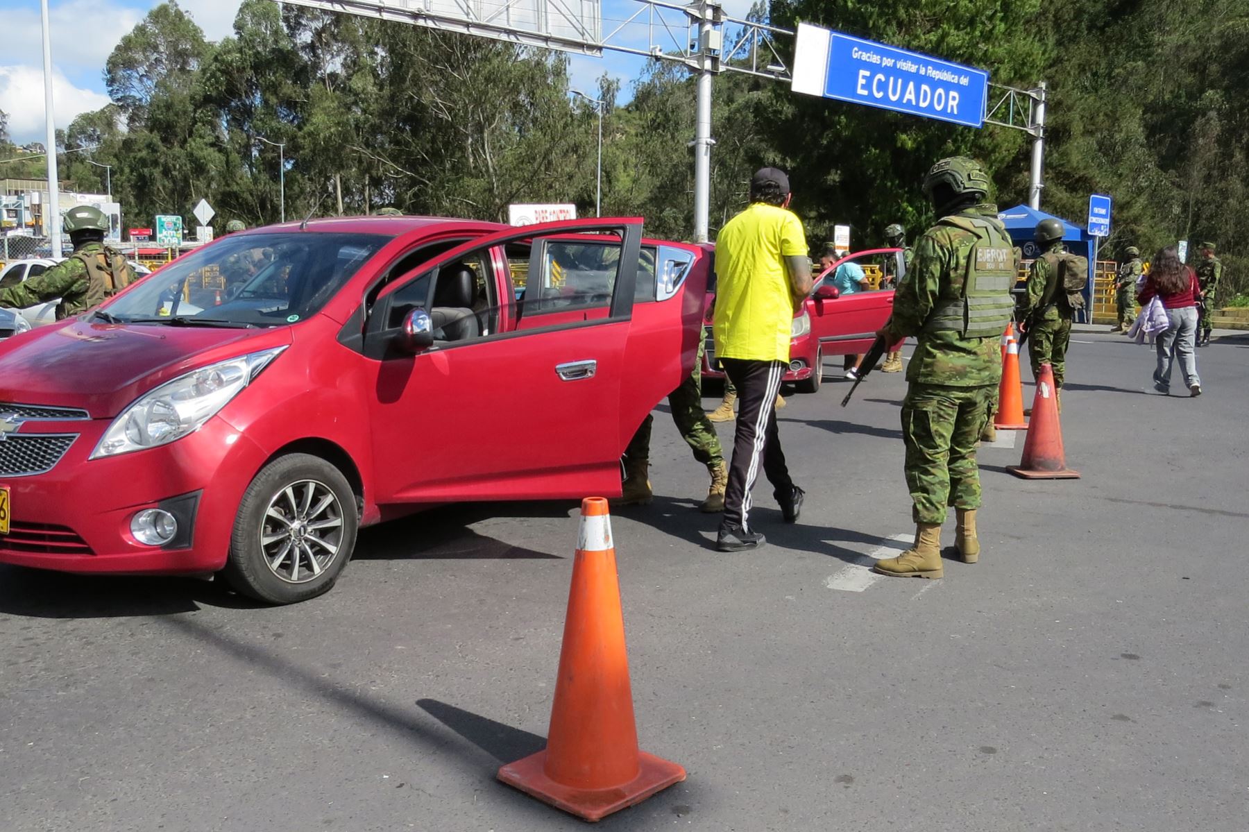 Militares realizan un control este martes, en Rumichaca (Ecuador). Las Fuerzas Armadas de Ecuador comenzaron este martes a reforzar la vigilancia y los controles en las fronteras con Colombia y Perú, que quedarán cerradas entre el sábado y el próximo lunes, conforme a la orden emitida por el presidente ecuatoriano, Daniel Noboa, para evitar eventuales atentados de las bandas criminales contra el desarrollo de las elecciones convocadas para el domingo. Foto: ANDINA/ EFE