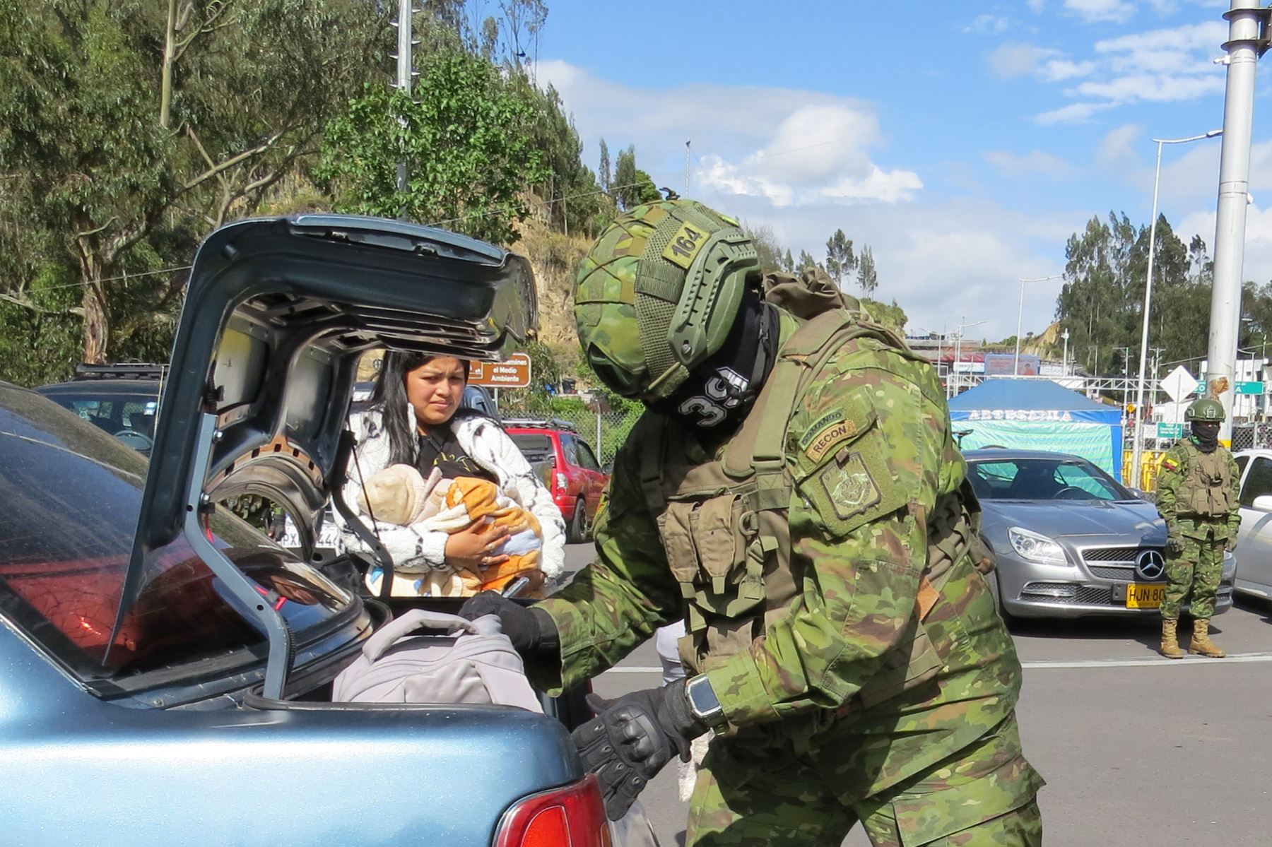 Militares realizan un control este martes, en Rumichaca (Ecuador). Las Fuerzas Armadas de Ecuador comenzaron este martes a reforzar la vigilancia y los controles en las fronteras con Colombia y Perú, que quedarán cerradas entre el sábado y el próximo lunes, conforme a la orden emitida por el presidente ecuatoriano, Daniel Noboa, para evitar eventuales atentados de las bandas criminales contra el desarrollo de las elecciones convocadas para el domingo. Foto: ANDINA/EFE