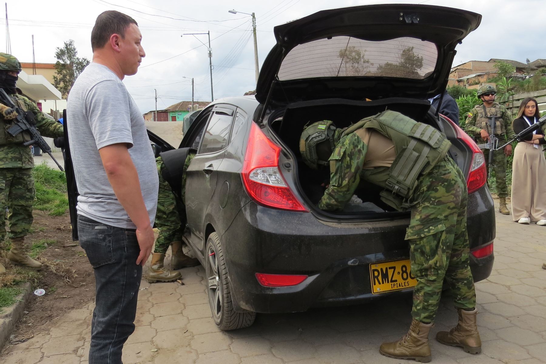 Militares realizan un control este martes, en Rumichaca (Ecuador). Las Fuerzas Armadas de Ecuador comenzaron este martes a reforzar la vigilancia y los controles en las fronteras con Colombia y Perú, que quedarán cerradas entre el sábado y el próximo lunes, conforme a la orden emitida por el presidente ecuatoriano, Daniel Noboa, para evitar eventuales atentados de las bandas criminales contra el desarrollo de las elecciones convocadas para el domingo. Foto: ANDINA/ EFE