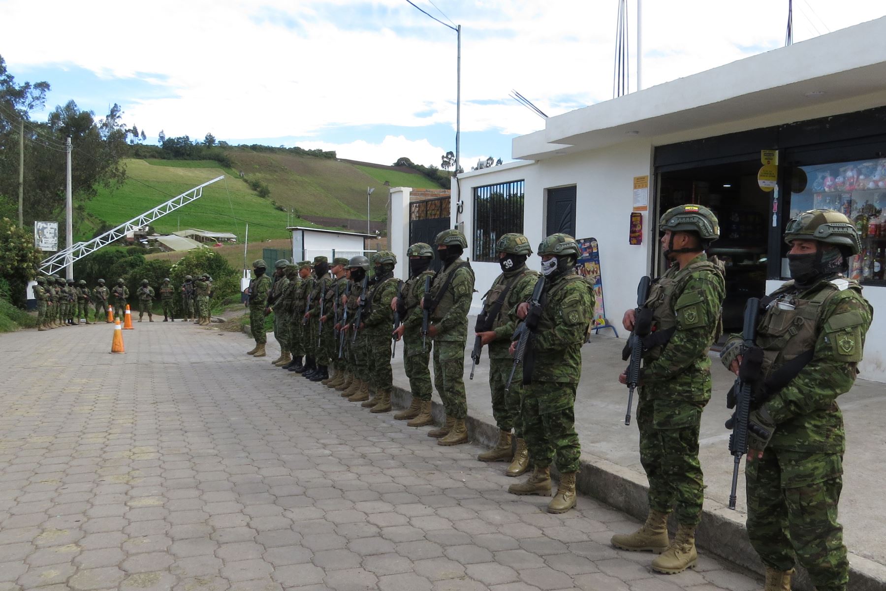 Militares se forman este martes en Urbina (Ecuador). Las Fuerzas Armadas de Ecuador comenzaron este martes a reforzar la vigilancia y los controles en las fronteras con Colombia y Perú, que quedarán cerradas entre el sábado y el próximo lunes, conforme a la orden emitida por el presidente ecuatoriano, Daniel Noboa, para evitar eventuales atentados de las bandas criminales contra el desarrollo de las elecciones convocadas para el domingo. Foto. ANDINA/EFE