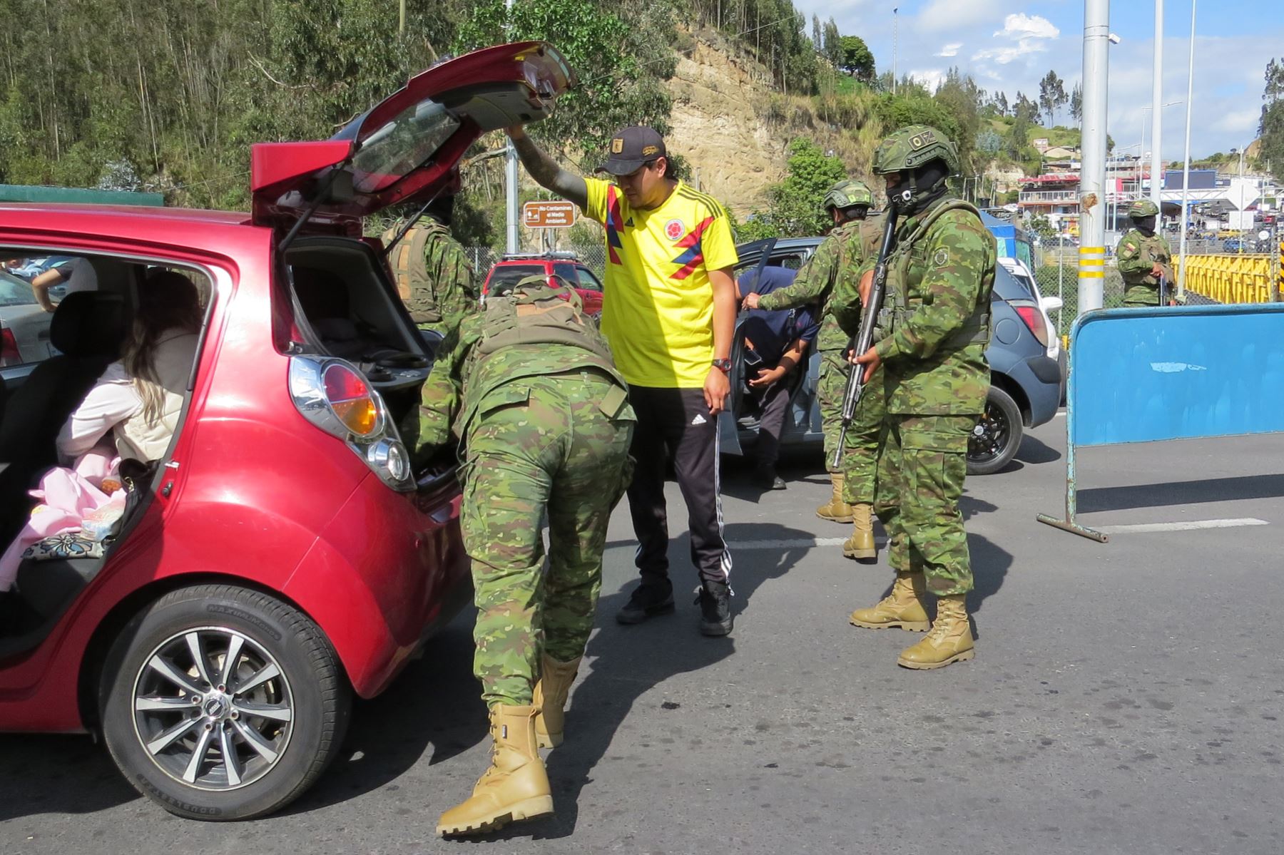 Militares realizan un control este martes, en Rumichaca (Ecuador). Las Fuerzas Armadas de Ecuador comenzaron este martes a reforzar la vigilancia y los controles en las fronteras con Colombia y Perú, que quedarán cerradas entre el sábado y el próximo lunes, conforme a la orden emitida por el presidente ecuatoriano, Daniel Noboa, para evitar eventuales atentados de las bandas criminales contra el desarrollo de las elecciones convocadas para el domingo. Foto: ANDINA/EFE